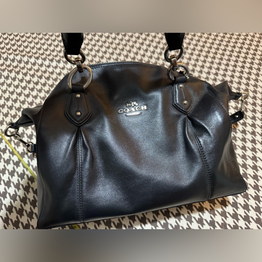 Black Coach Purse. 12” w. 5” 8” high
Like new , no flaws